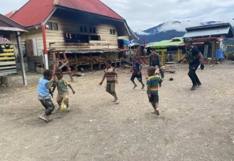 Bermain bola dengan anak-anak di distrik Sugapa