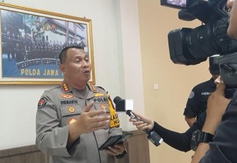 Kabid Humas Polda Jatim Kombes Dirmanto saat memberikan keterangan pers 
