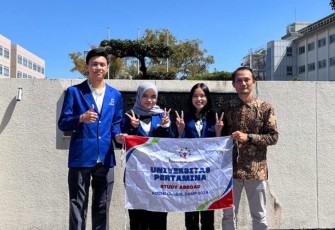 Tiga mahasiswa UPER dan Ketua Program Studi Teknik Logistik UPER dalam kegiatan Short Course di Kochi University