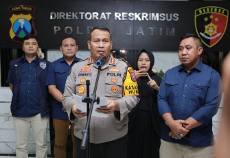 Kabid Humas Polda Jatim Kombes Dirmanto saat memberikan keterangan pers 
