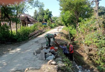 Bantu pembangunan talud di wilayah desa binaan 
