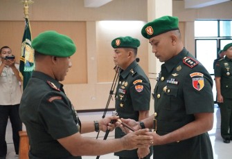 Danrem 081/DSJ Kolonel Inf H. Sugiyono menyerahkan tongkat komando 