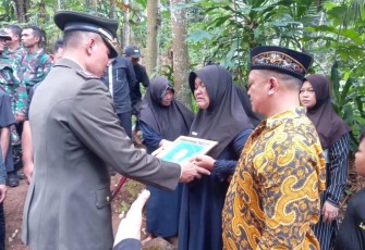 Dandim 0802/Ponorogo Letkol Inf Dwi Soerjono turut berdukacita keluarga almarhum prajuritnya 