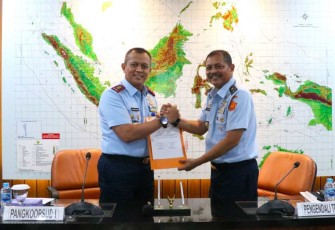 Pangkoopsud I Marsda TNI Mohammad Nurdin saat menerima hasil audit Itjen TNI