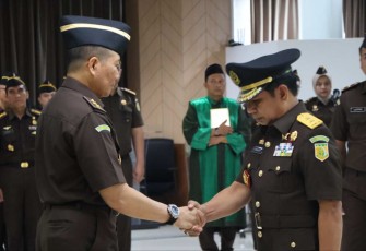 JAM-Pidmil Mayjen TNI Dr Wahyoedho Indrajit memberikan ucapan selamat Laksma TNI Effendy Maruapey, Senin (13/5)