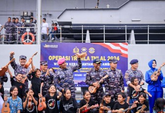 Festival Jukulele di atas geladak KRI Teluk Wondama-527 di Lantamal IX Ambon