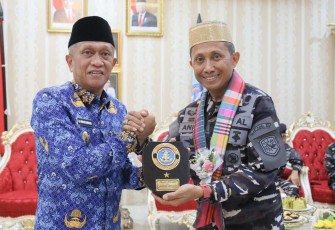 Danlantamal VI Makassar Brigjen TNI (Mar) Andi Rahmat saat menerima cenderamata Bupati Bone