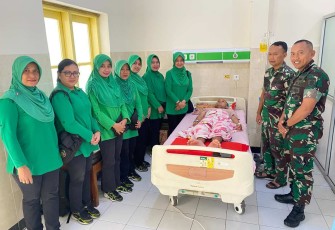 Danmenarmed 2 Kostrad Letkol Arm Siswo Budiarto jenguk anggota keluarga prajuritnya yang dirawat di RS 
