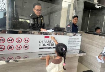 Simulasi cap paspor anak-anak paud Taman Seminari Santo Fransiskus Asisi, Entikong, Kalbar