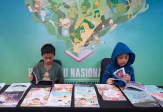 Ilustrasi anak-anak membaca buku