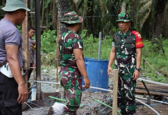 Dansatgas TMMD Ke 120 Kodim 0209/LB Letkol Inf Yudy Ardiyan Saputro meninjau pelaksanaan sumur bor