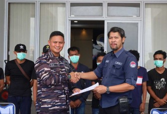 Danlanal Dumai Kolonel Laut (P) Boy Yopi Hamel saat menyerahkan berkas PMI Non Prosedural ke P4MI Dumai