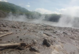 Asap berwarna putih terlihat di area Kawah Nirwana Suoh, Kecamatan Suoh, Kabupaten Lampung Barat, pascaerupsi yang terjadi pada Jumat (24/5). Kawah Nirwana mengalami tiga kali erupsi dan tidak menimbulkan korban jiwa.