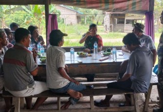 Dansatgas TMMD Ke 120 Kodim 0209/LB Letkol Inf Yudy Ardiyan Saputro ngopi di warung bang Ucok bareng bersama warga dusun 9 desa Selat Beting