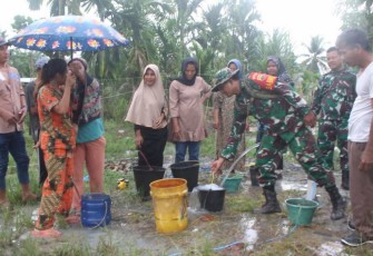 Warga desa Selat Beting rela antri mengambil air sumur bor TMMD ke 120 Kodim 0209/LB