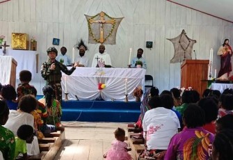 Ibadah Minggu Prajurit Satgas Yonif 509 Kostrad 