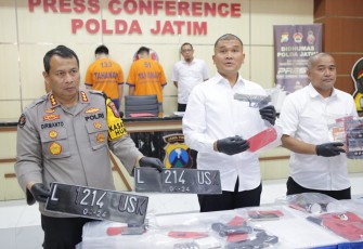 Kabid Humas Polda Jatim Kombes Dirmanto saat konferensi pers, Senin (27/5)