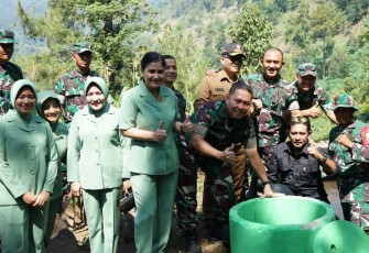Pangdam V Brawijaya Mayjen TNI Rafael Granada saat meninjau program pipanisasi di Kabupaten Nganjuk, Senin (27/5)