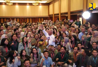 Menteri PUPR Basuki Hadimuljono bersama mahasiswa penerima beasiswa LPDP