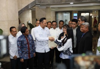 Menteri ATR/BPN Agus Harimurti Yudhoyono saat menyerahkan sertipikat tanah keluarga Nirina Zubir di Jakarta, Rabu (29/5)
