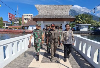 Kepala BNPB Letjen TNI Suharyanto, S.Sos., M.M (kemeja hijau dan rompi hijau) saat di Pelabuhan Residen Kota Ternate, Maluku Utara, Kamis (30/5) pagi.