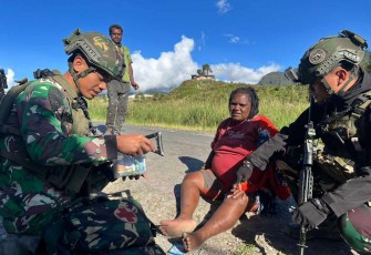 Pertolongan medis mama Papua saat patroli wilayah 