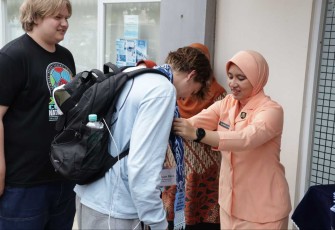Ketua Yasarini Pengurus Cabang Lanud Husein Sastranegara Ny Annisa Alfian saat menyambut delegasi Fort Worth di SMA Angkasa, Selasa (4/6)