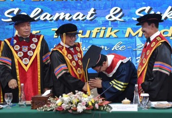 Mendes PDTT Abdul Halim Iskandar memberikan ucapan selamat promosi doktor Sekjen Taufik Madjid di kampus IPDN Jakarta, Selasa (4/6)