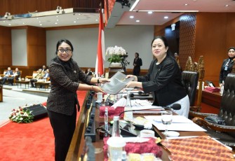 Ketua DPR RI Puan Maharani saat pengesahan UU Kesejahteraan Ibu dan Anak di Jakarta, Selasa (4/6)