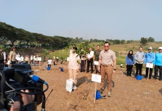 Menteri ATR/Kepala BPN Agus Harimurti Yudhoyono atai AHY yang didampingi Pembina IKAWATI Kementerian ATR/BPN, Annisa Pohan Yudhoyono. melakukan penanaman 100.000 pohon secara serentak se-Indonesia, Rabu (5/6)