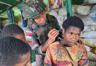 Peduli kesehatan telinga masyarakat kampung Titigi