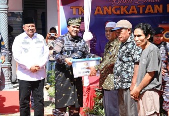 Kasal Laksamana TNI Muhammad Ali memberikan paket sembako