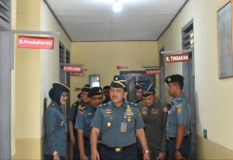 Kadiskesal Laksma TNI dr Adang Dwi Iskandar saat mengunjungi Lanudal Tanjungpinang 