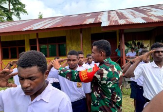 Babinsa Koramil 1710-06/Agimuga Latih PBB Pelajar SMPN Agimuga