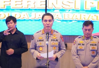 Kabid Humas Polda Jabar Kombes Pol Jules Abraham Abast saat memberikan keterangan pers 