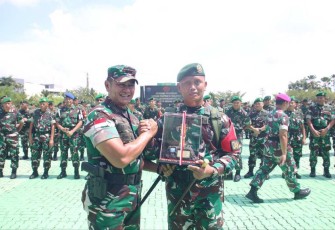 Pangdam XII/Tpr Mayjen TNI Iwan Setiawan memberikan cenderamata Dansatgas Yonarmed 10 Bradjamusti usai pelepasan purna tugas di Makodam Tanjungpura, Jum'at (7/6)