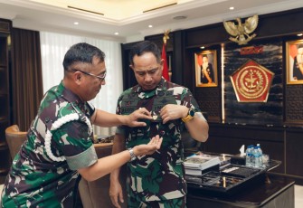 Panglima TNI Terima Pin Gajah Mada Sebagai Simbol Warga Kehormatan Puspomad 