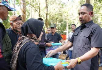 Panglima TNI memberikan bantuan sosial kepada masyarakat sekitar Desa Cikahuripan. 