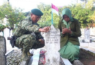 Danmenarmed 2 Kostrad Letkol Arm Siswo Budiarto beserta Ketua Persit KCK Cab XXIII Menarmed 2 Divif 2 PG Kostrad, Ny Ani Siswo Budiarto di TMP Untung Suropati Kota Malang, Senin (10/6)