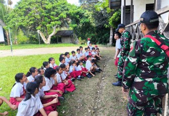 Personel satgas Yonzipur 5/ABW mengajar siswa SDN 4 Bakul, Selasa (11/6)