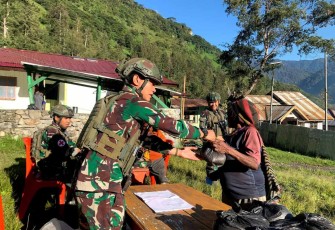 Satgas Yonif 323 Buaya Putih Baksos Berikan Sembako