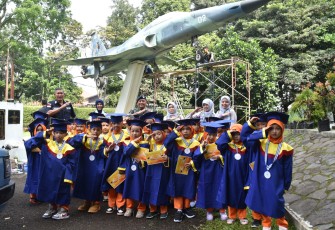 Personel Lanud Husein Sastranegara Bersihkan Tugu Pesawat F5 Tiger di Taman Lalu Lintas Bandung 