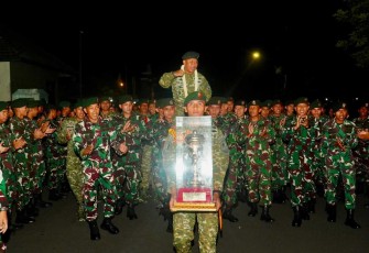 Danyonarmed 11 Kostrad Letkol Arm Gde Adhy Surya Mahendra diarak prajuritnya 