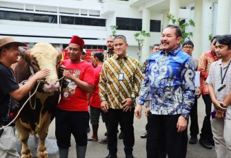 Jaksa Agung RI ST Burhanuddin saat menyerahkan hewan kurban, Jum'at (14/6)