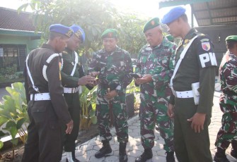 Dandim 0805/Ngawi Letkol Arm Didik Kurniawan saat sidak HP prajuritnya 