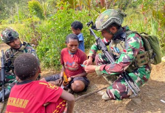 Pengobatan gratis prajurit satgas Yonif 509 Kostrad 