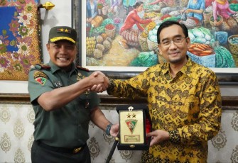 Pangdivif 2 Kostrad Mayjen TNI Anton Yuliantoro bersama Rektor UB Prof Widodo
