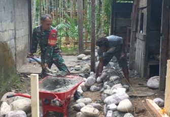 Babinsa Kuala Kencana Bantu Bangun Rumah Warga