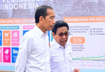 Presiden Joko Widodo bersama Mendes PDTT Abdul Halim Iskandar 