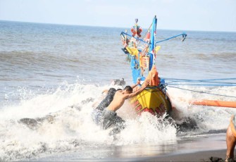 Evakuasi perahu nelayan di pantai Cemara Banyuwangi 